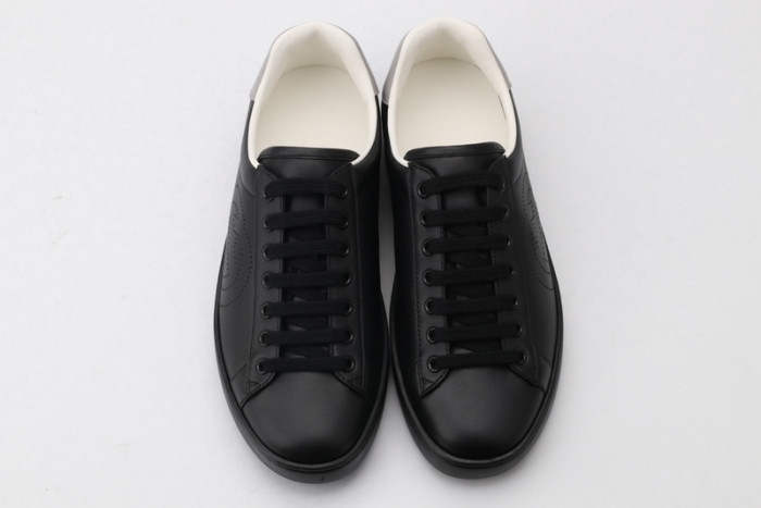 G*u*i* trainer sneaker56