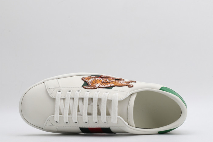 G*u*i* trainer sneaker61